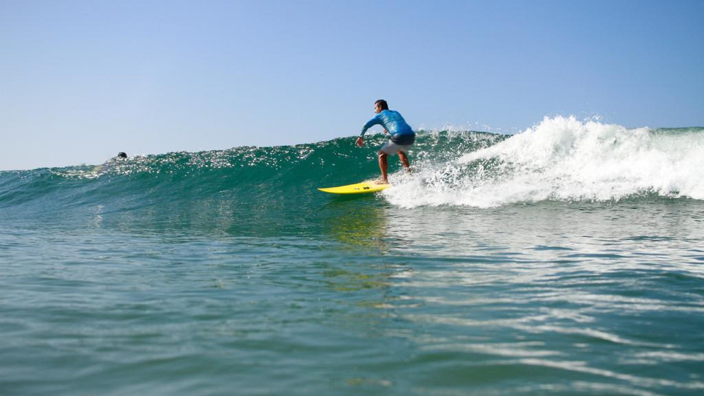 4-provas-de-que-surfar-traz-beneficios-para-a-lideranca