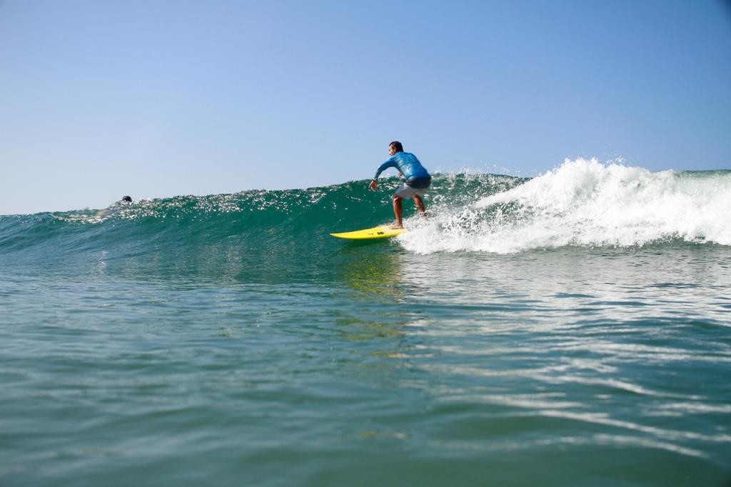 4-provas-de-que-surfar-traz-beneficios-para-a-lideranca